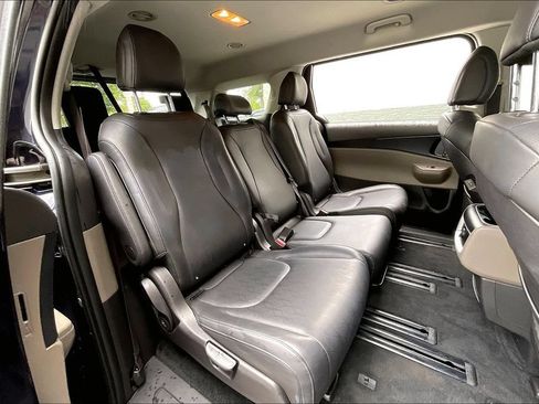 Used 2026 Kia Carnival FWD image 16