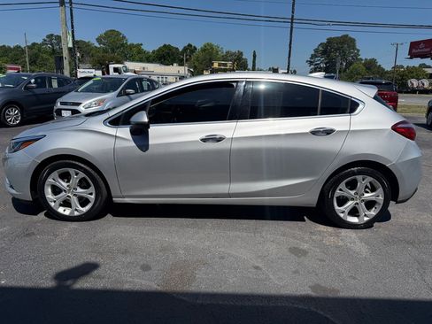 Used 2018 Chevrolet Cruze Premier FWD image 9