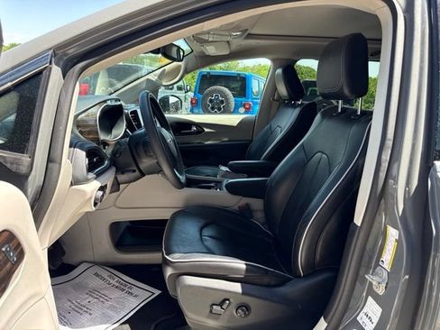 Used 2023 Chrysler Pacifica Limited FWD image 13