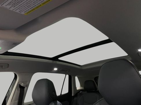 New 2025 Volkswagen Tiguan SE image 28