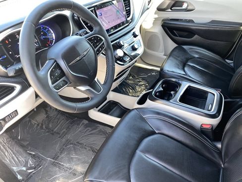 Used 2023 Chrysler Pacifica Touring-L FWD image 30