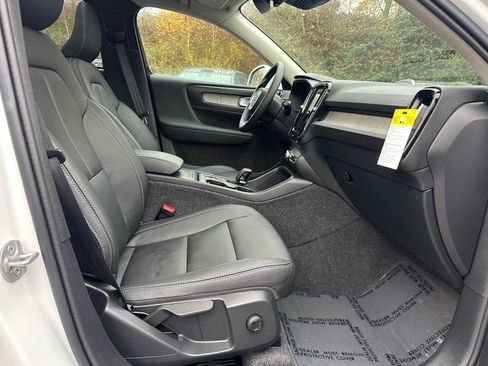 Used 2025 Volvo XC40 B5 Core w/ Protection Package Premier image 10