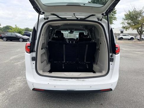 Used 2023 Chrysler Pacifica Touring-L FWD image 12