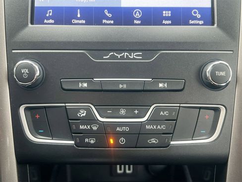 Used 2019 Ford Fusion SE image 28