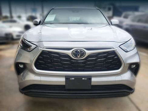 Used 2022 Toyota Highlander XLE FWD image 19