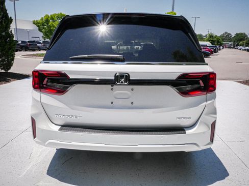 New 2026 Honda Odyssey Touring image 9