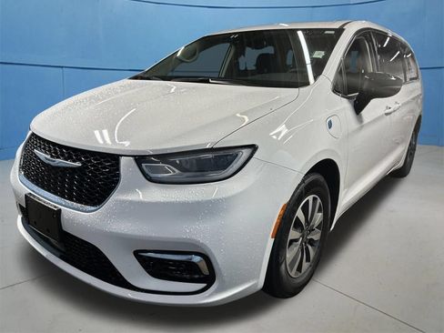 Used 2024 Chrysler Pacifica Limited FWD image 5