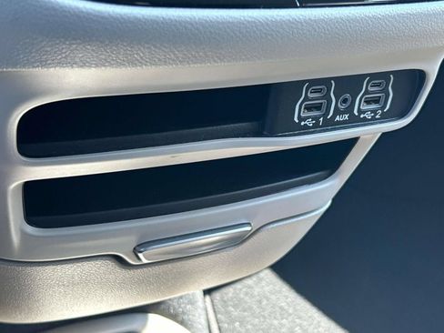 Used 2024 Chrysler Pacifica Touring-L FWD image 38