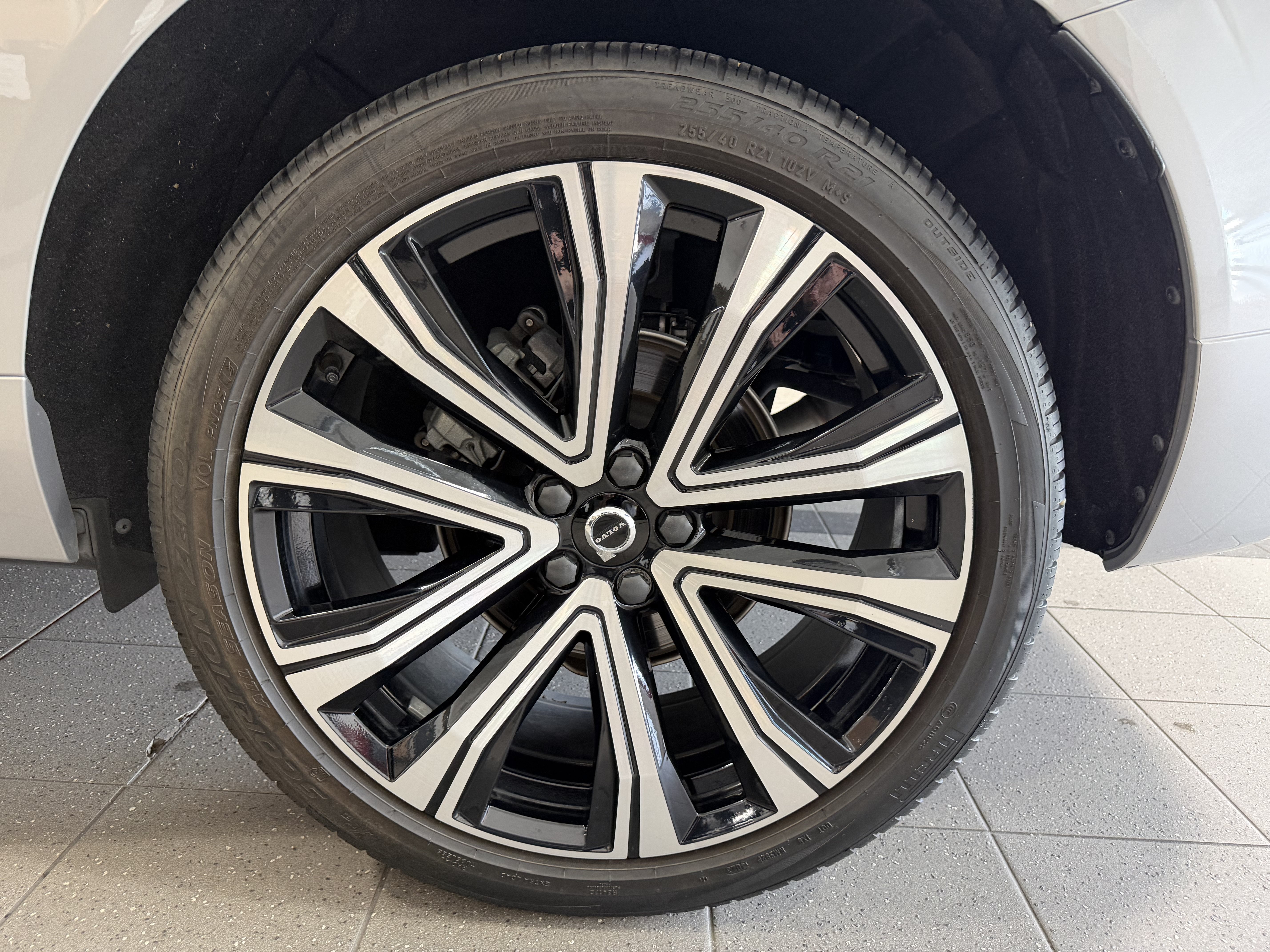 Used 2023 Volvo XC60 B5 Ultimate w/ Climate Package FWD image 5
