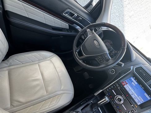 Used 2017 Ford Explorer Platinum image 15
