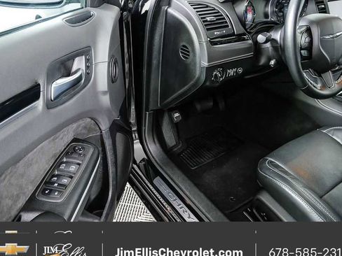 Used 2023 Chrysler 300 C image 8