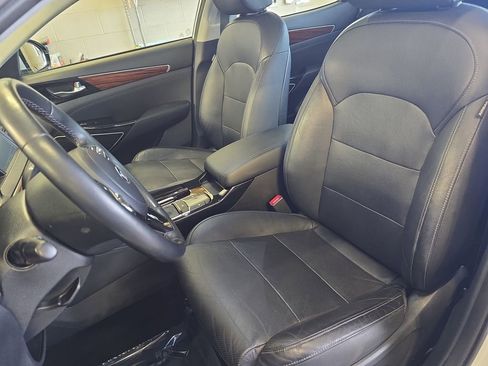 Used 2017 Kia Cadenza Premium w/ Luxury Package image 17