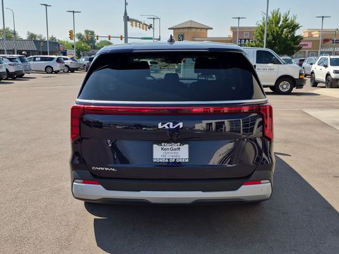Used 2025 Kia Carnival FWD image 7