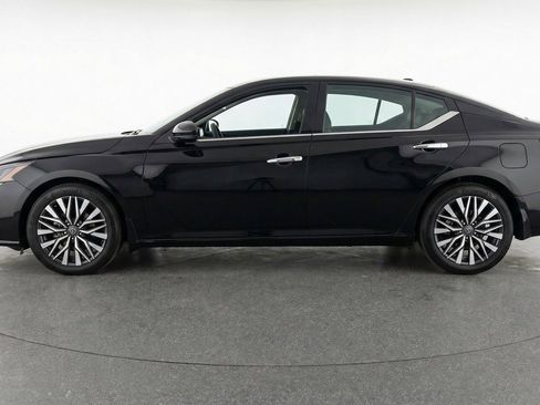 Used 2025 Nissan Altima 2.5 SV FWD image 4