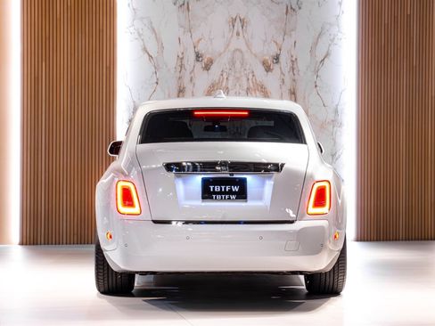 Used 2024 Rolls-Royce Phantom Sedan RWD image 3