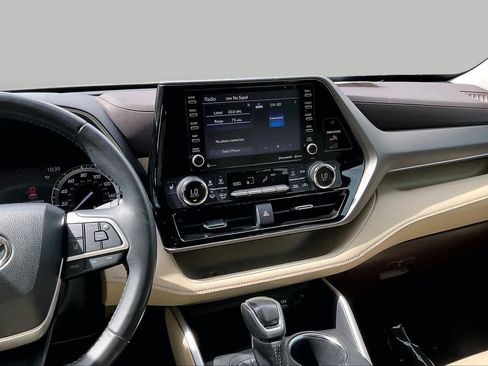 Used 2022 Toyota Highlander XLE FWD image 7