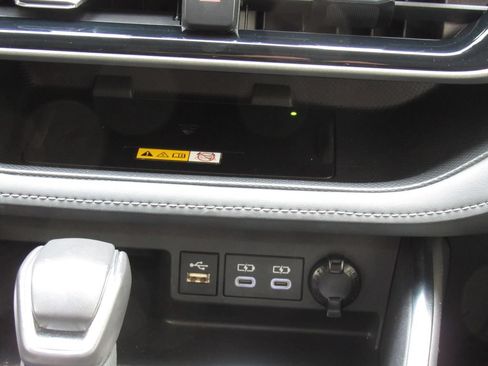 Used 2024 Toyota Highlander Limited AWD/4WD image 31