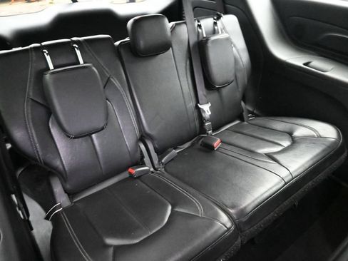 Used 2022 Chrysler Pacifica Touring-L w/ Uconnect Theater Family Group FWD image 11
