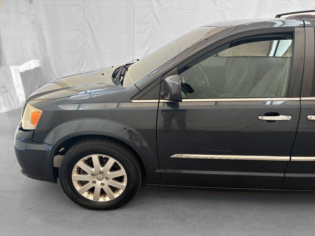Used 2014 Chrysler Town & Country Touring w/ Driver Convenience Group FWD image 3