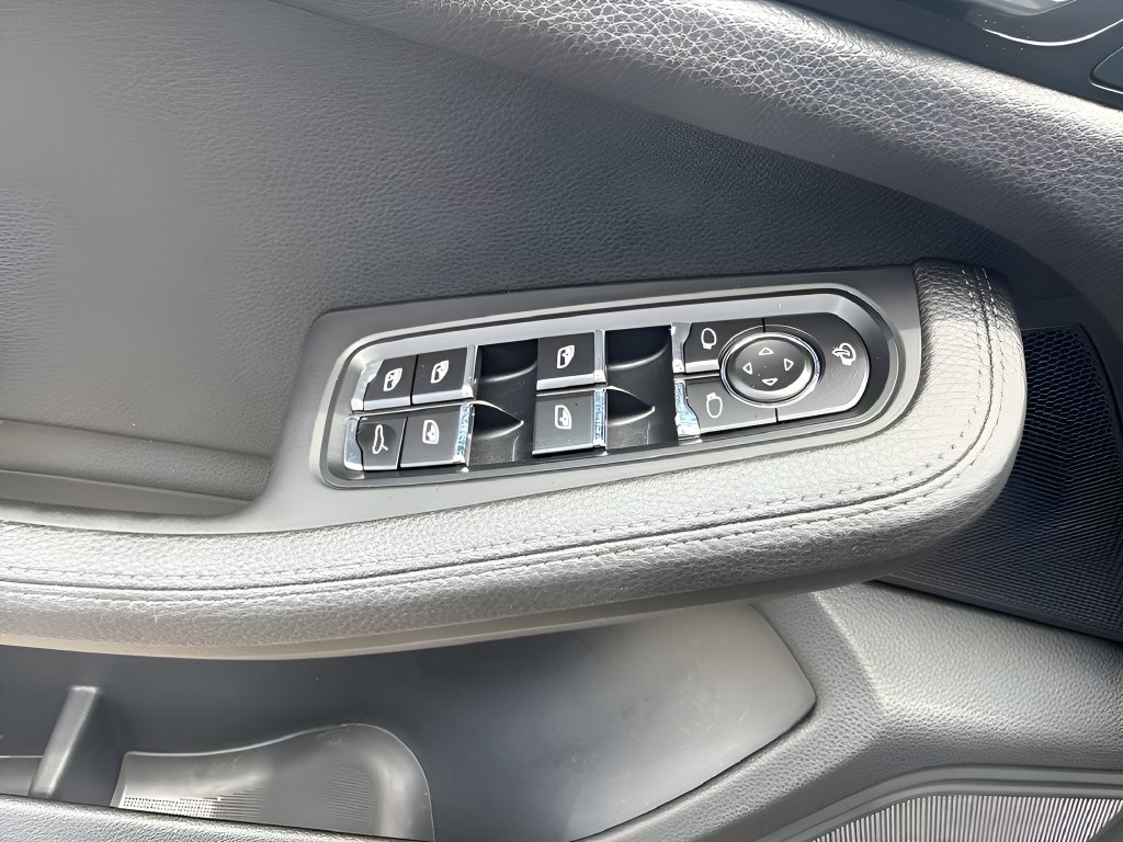 Used 2023 Porsche Macan Turbo AWD/4WD image 34