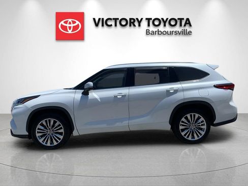Used 2023 Toyota Highlander Platinum FWD image 2