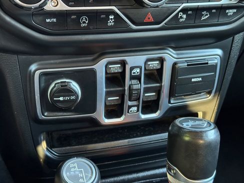 Used 2018 Jeep Wrangler Unlimited Sahara w/ Safety Group AWD/4WD image 70