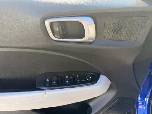 Used 2021 Hyundai Venue SEL image 18