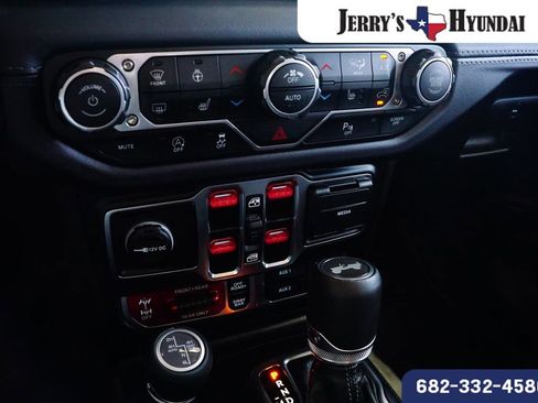 Used 2025 Jeep Wrangler Unlimited Rubicon AWD/4WD image 13