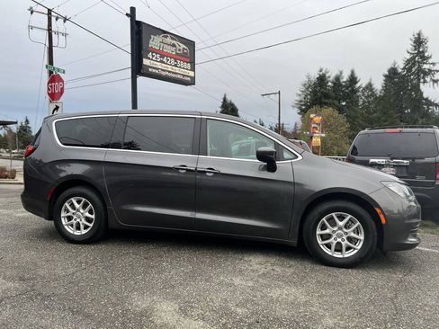 Used 2017 Chrysler Pacifica Touring FWD image 4