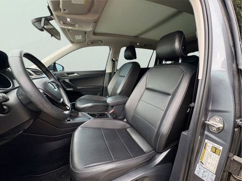Used 2021 Volkswagen Tiguan SE w/ Panoramic Sunroof Package FWD image 10