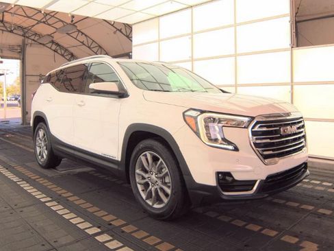 Used 2023 GMC Terrain SLT w/ Tech Package FWD image 4