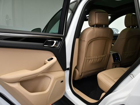 Certified 2025 Porsche Macan image 44