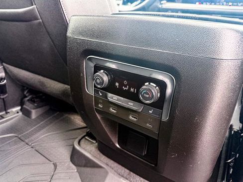 Used 2025 Chevrolet Suburban High Country image 34