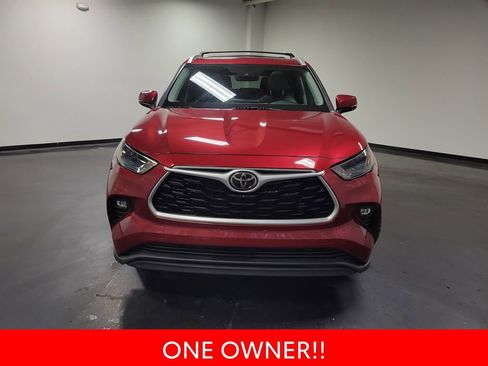 Used 2022 Toyota Highlander XLE AWD/4WD image 3