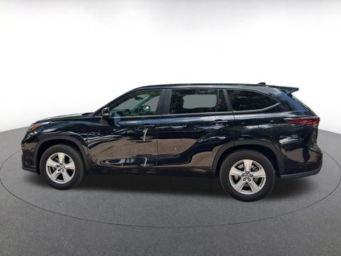 Used 2025 Toyota Highlander LE FWD image 4