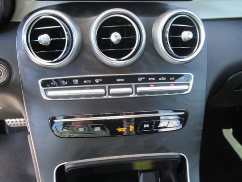 Used 2022 Mercedes-Benz GLC 300 4MATIC image 23