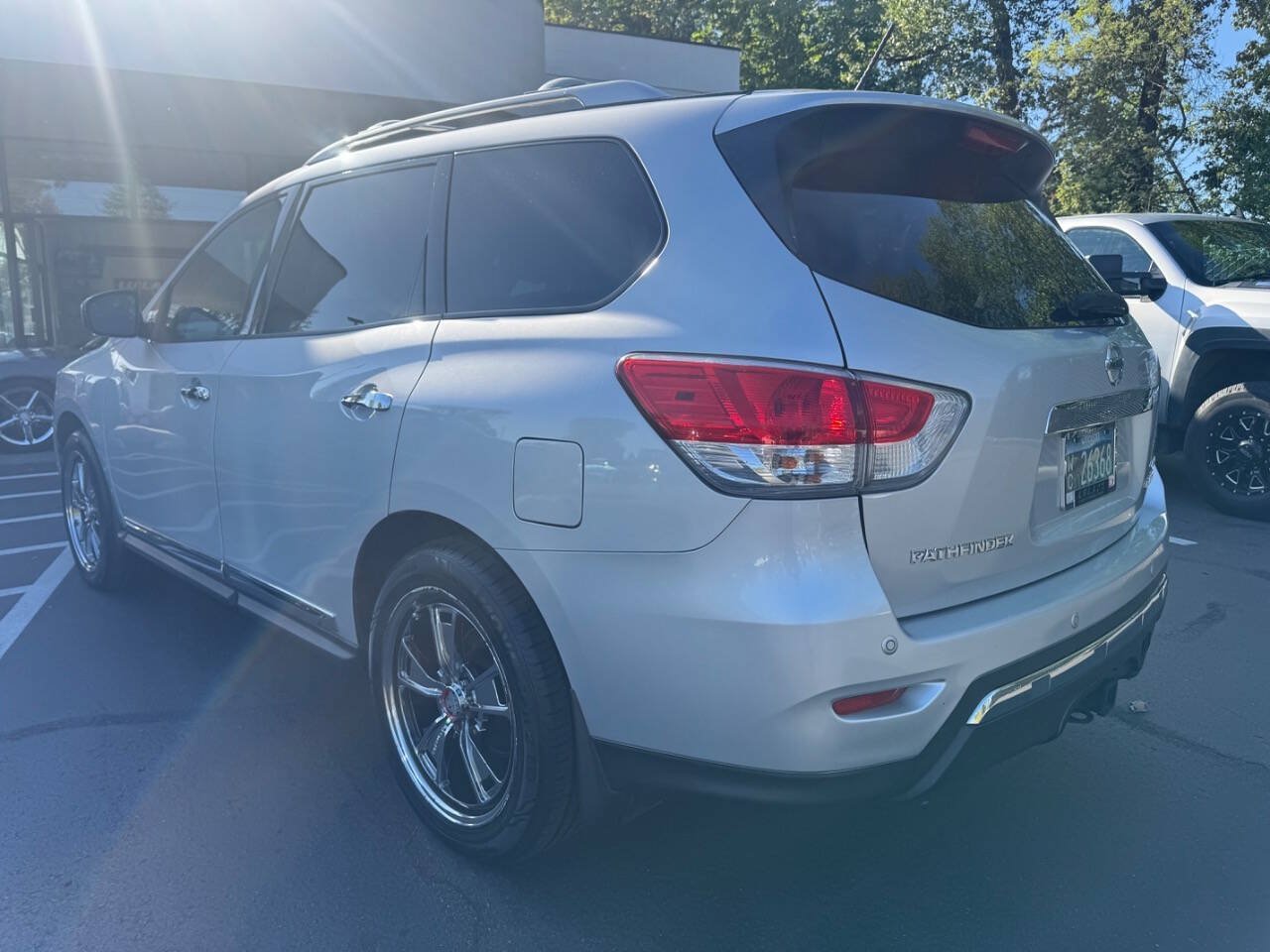 Used 2015 Nissan Pathfinder Platinum w/ Family Entertainment Package FWD image 3