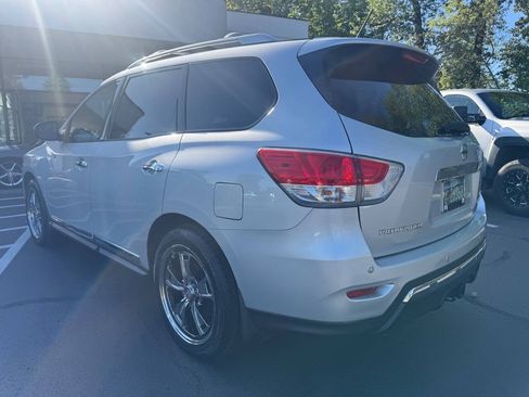Used 2015 Nissan Pathfinder Platinum w/ Family Entertainment Package FWD image 3