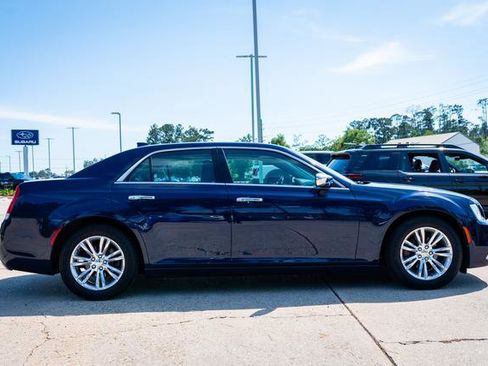 Used 2017 Chrysler 300 C RWD image 19