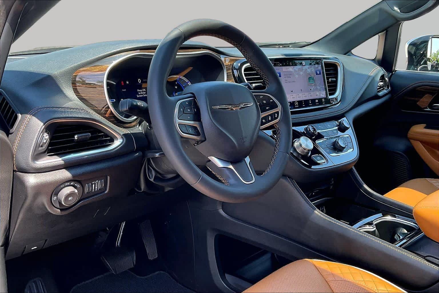 Used 2023 Chrysler Pacifica Pinnacle FWD image 17