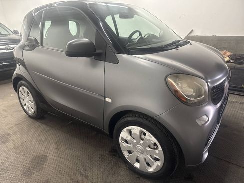 Used 2016 smart fortwo pure RWD image 2
