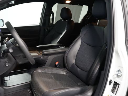 Used 2025 Toyota Sienna Limited image 28