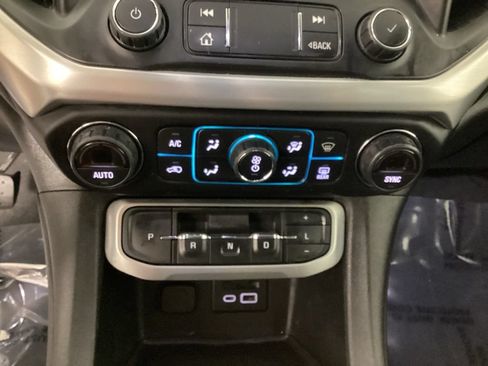 Used 2021 GMC Acadia SLT w/ Technology Package AWD/4WD image 18
