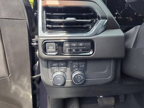 Used 2025 GMC Yukon Denali AWD/4WD image 18