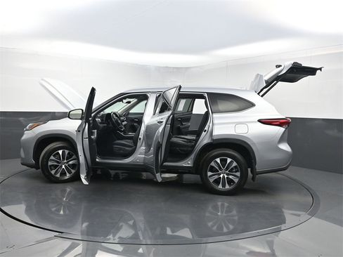 Used 2023 Toyota Highlander XLE image 38