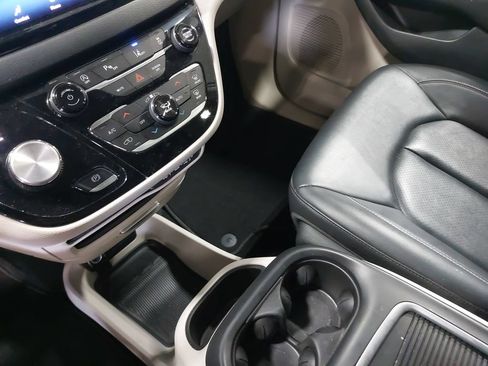 Used 2024 Chrysler Pacifica Touring-L FWD image 24