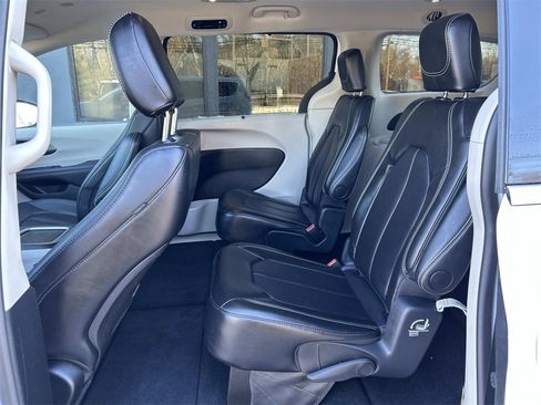 Used 2024 Chrysler Pacifica Touring-L image 12