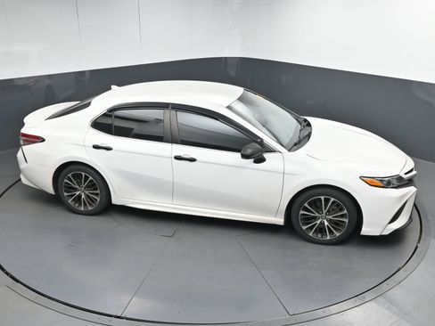 Certified 2020 Toyota Camry SE image 32