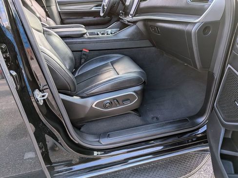 Used 2024 Jeep Wagoneer Series III AWD/4WD image 26