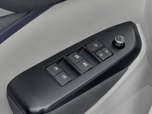 Used 2019 Toyota Highlander LE FWD image 17